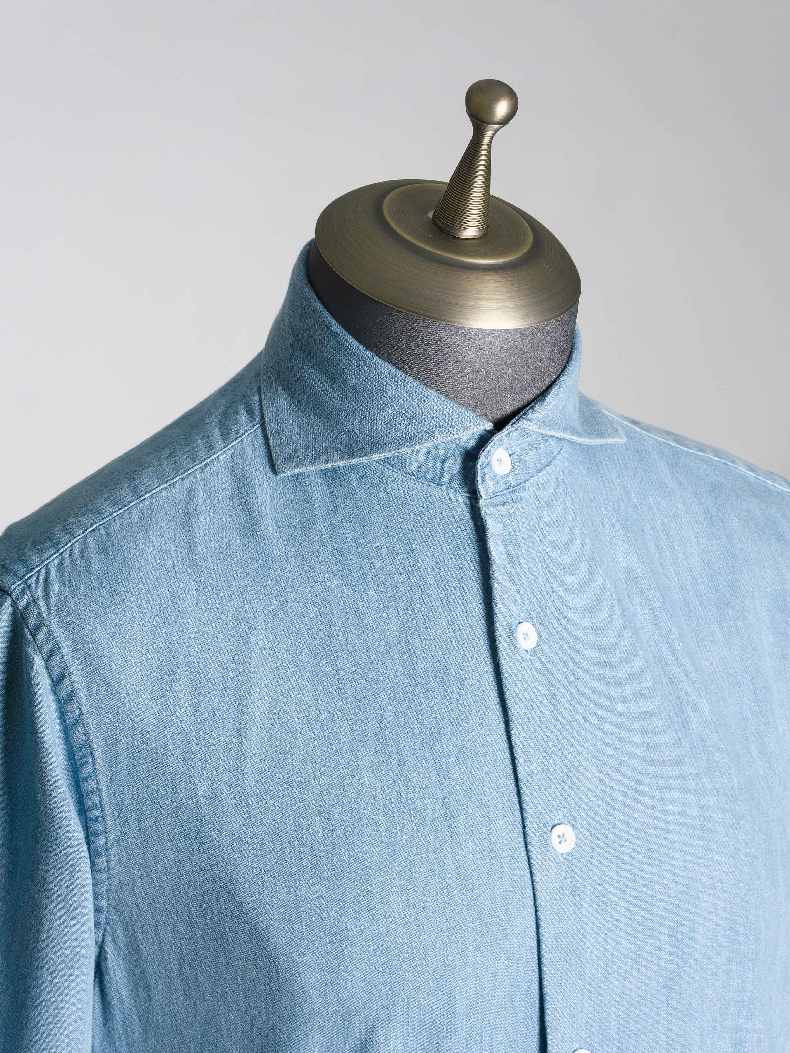 Chambray-Shirt-Light-Blue-Windsor-Collar-Collar_c2e7a409-352d-40b8-b356-140d5383906c - Zeve