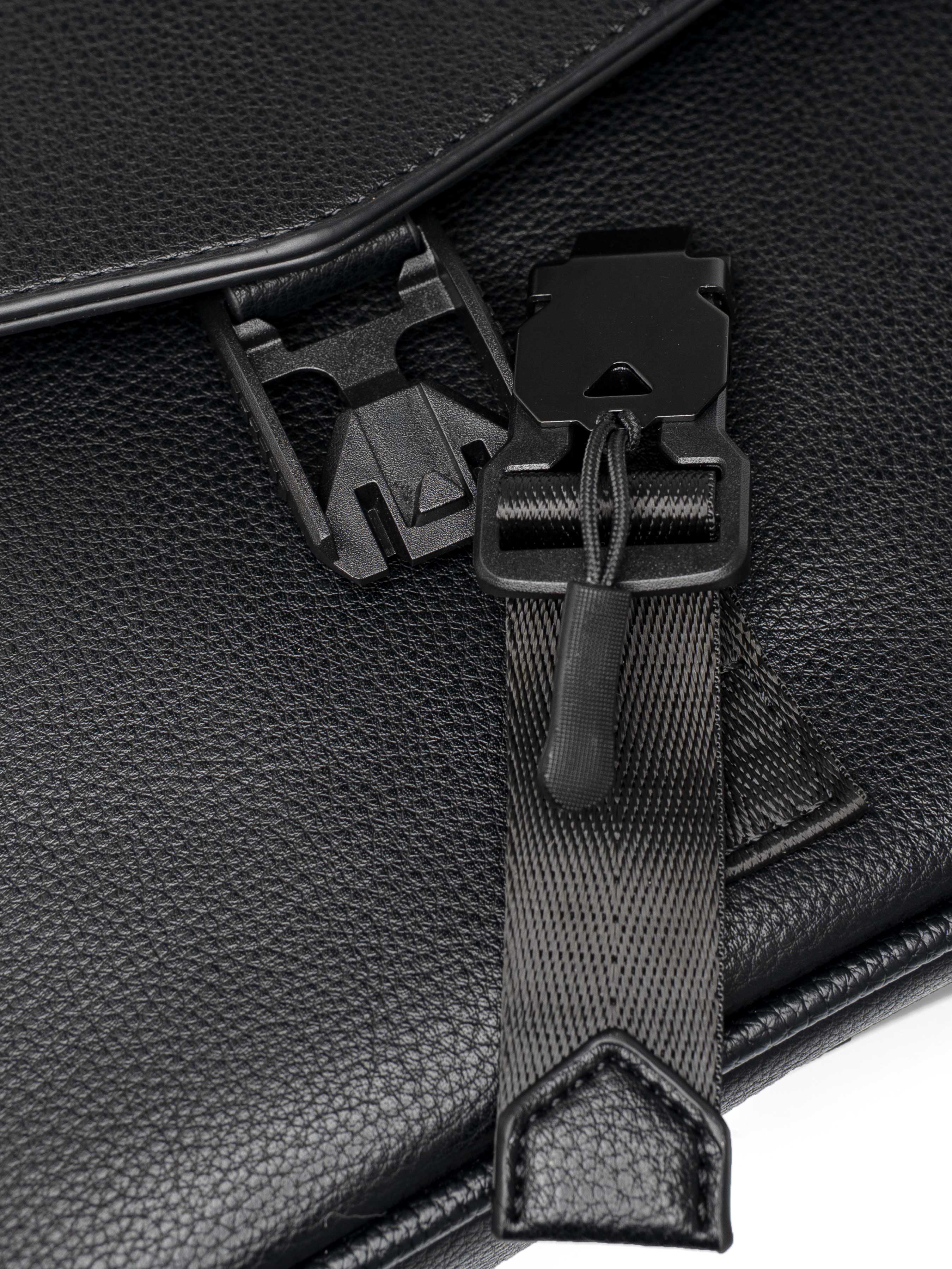 FiorenzoCrossbodyBagBlackLeather6 - Zeve