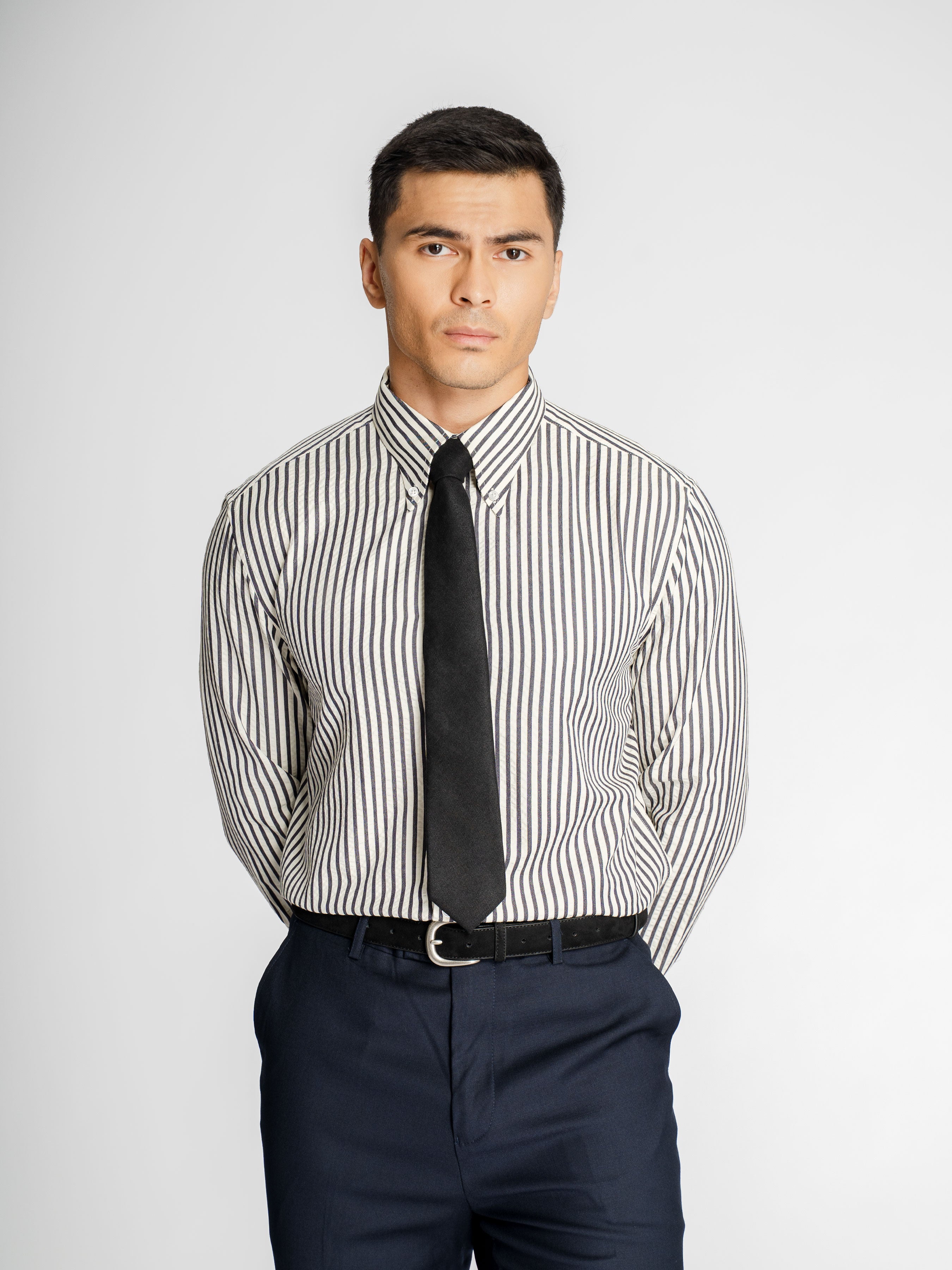 GiovanniSeersuckerShirtCreamBlueStripe_ButtonDownCollar_HalfBody - Zeve