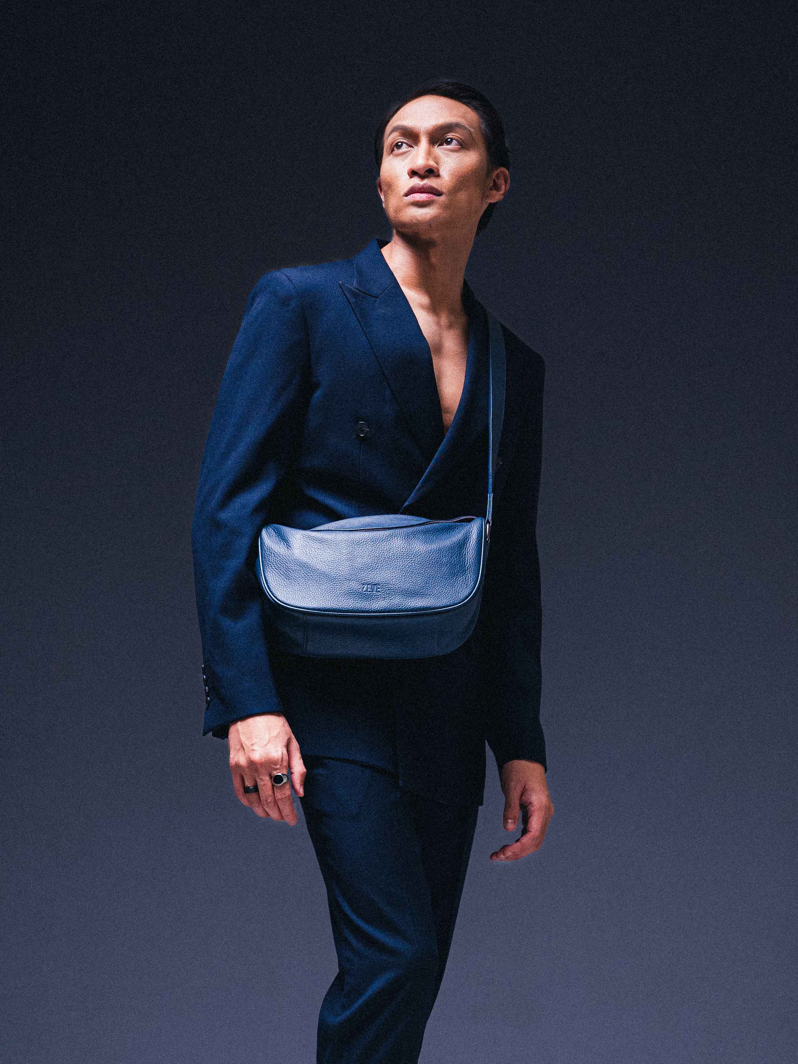 LeoneCrossbodyBagNavyBluePebbleGrainLeather1 - Zeve