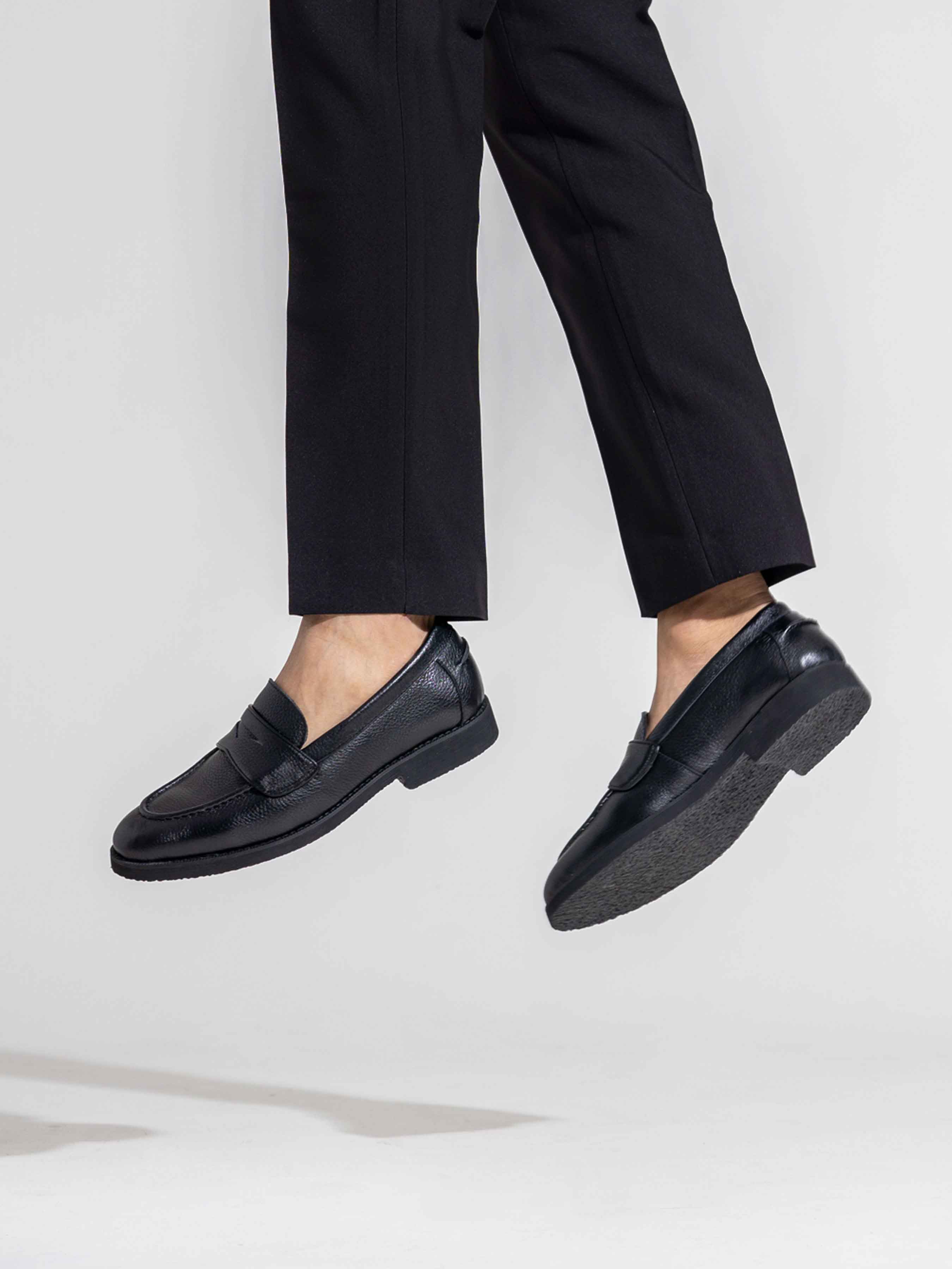 wayne-penny-loafer-crepe-sole-black-pebble-international-zeve-menshoes - Zeve