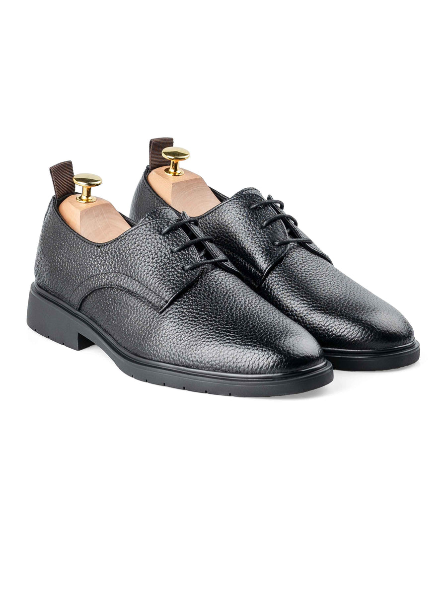 FrontDerbyLaceUpBlackPebbleGrainLeatherRuggedSole_27b55b46-daa8-4075-9f5e-20015ca3e458 - Zeve