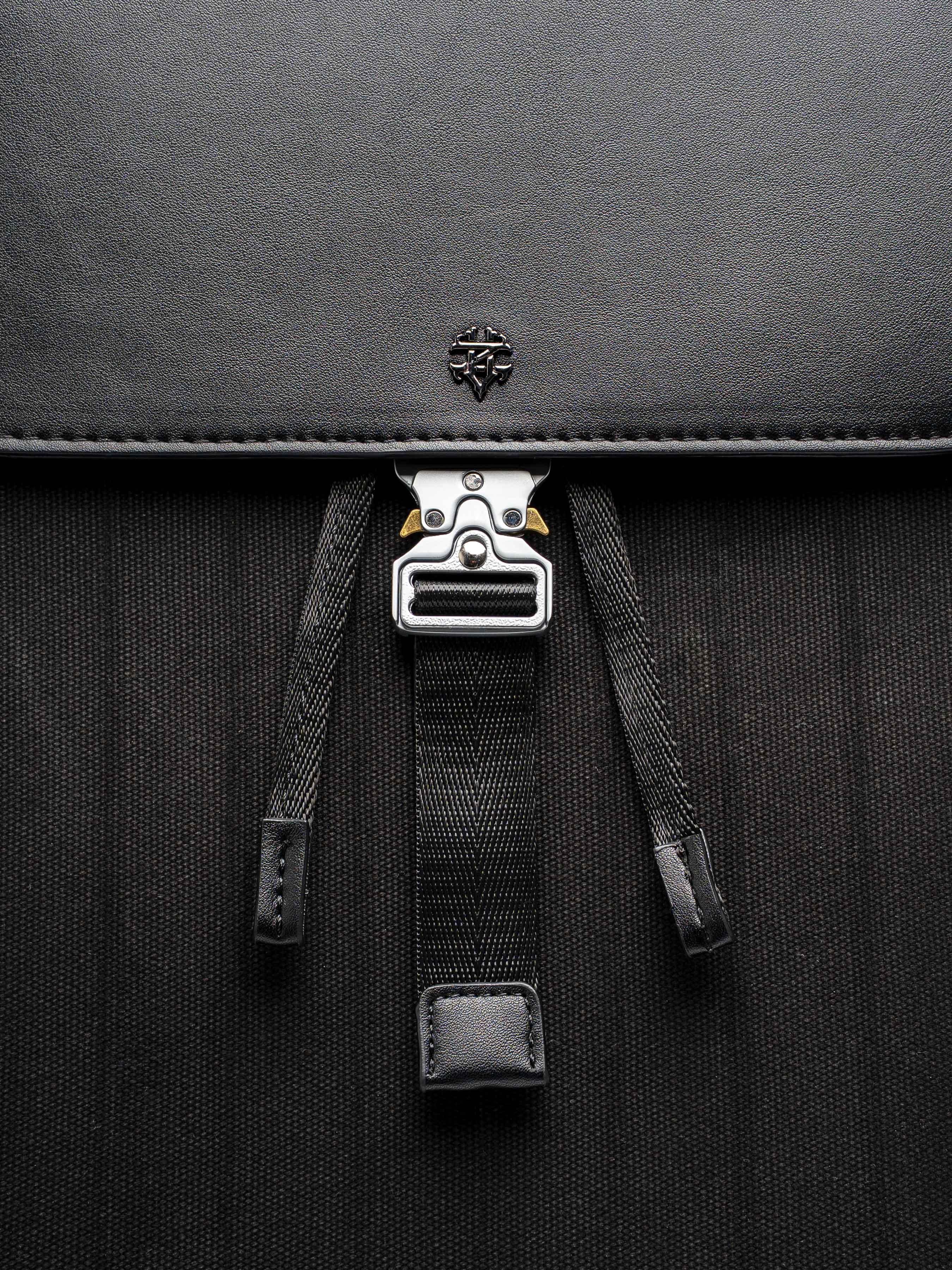 LussoBackpackBlackLeather4_a0f7d71d-9141-4f3c-9ffe-38c8cfe56de3 - Zeve